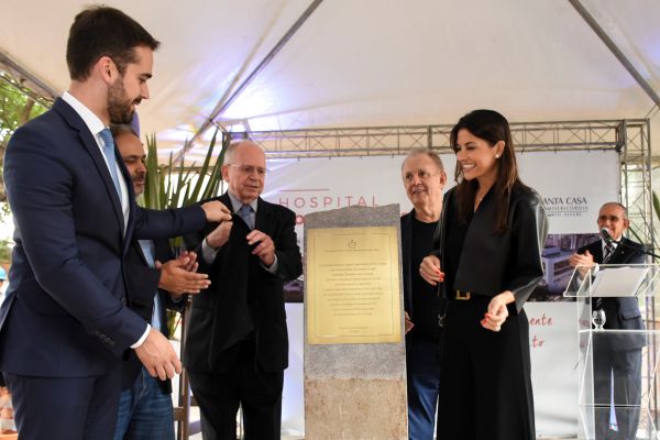 Governador do RS Eduardo Leite, Vice-Prefeito de Porto Alegre Gustavo Paim, Provedor da Santa Casa Alfredo Guilherme Englert, Alexandre Grendene, Nora Teixeira e Diretor Geral da Santa Casa Julio Matos.